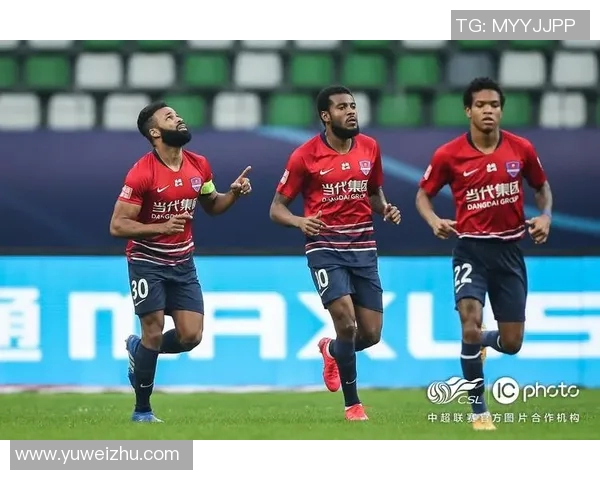 杭州足球队与重庆足球队赛后复盘分析战术配合与表现亮点 杭州足球队与重庆足球队赛后复盘分析战术配合与表现亮点